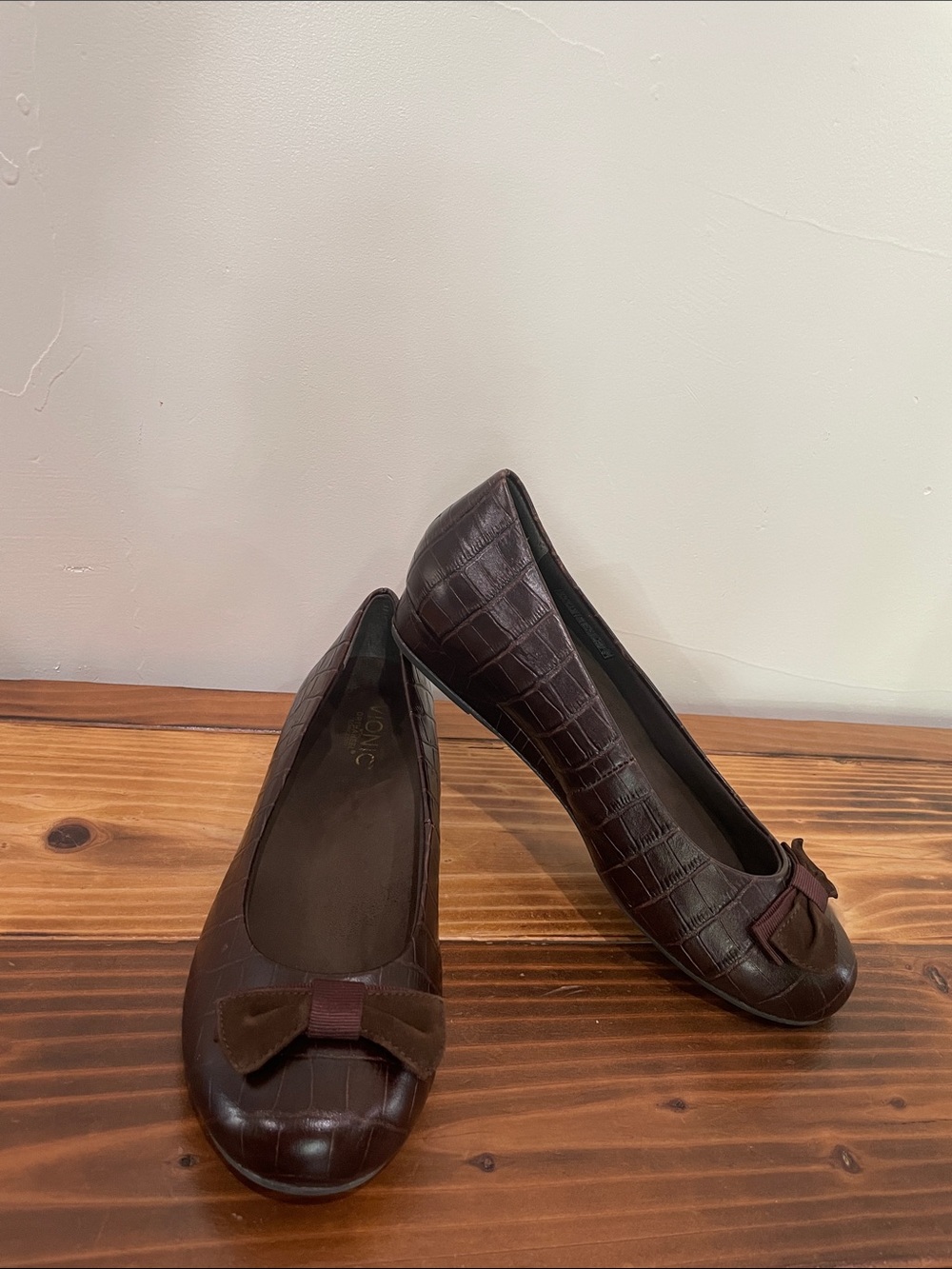 Vionic Orthaheel Technology "Lydia" Flat Brown Croc Wedge Size 8 Wide